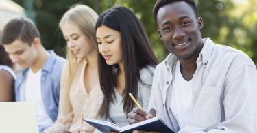 Assurance étudiant à l'étranger : importance et critères de choix