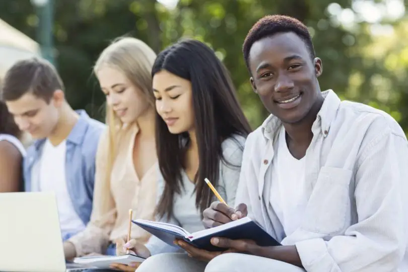 Assurance étudiant à l'étranger : importance et critères de choix