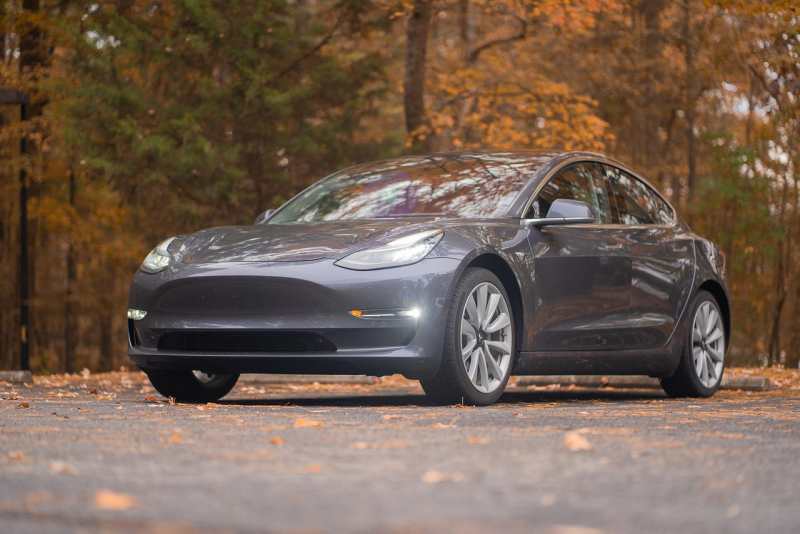 Les modèles Tesla sont semi-autonomes