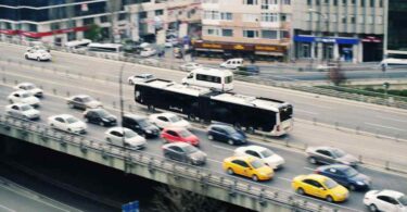 Distance de sécurité entre deux voitures en secondes : la règle à respecter sur la route