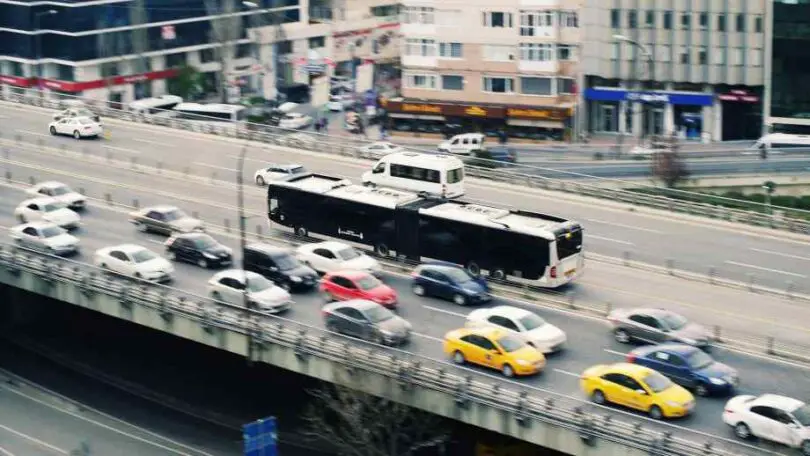 Distance de sécurité entre deux voitures en secondes : la règle à respecter sur la route
