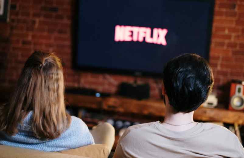 Comment regarder la TV sans box et sans antenne ? Les solutions qui fonctionnent vraiment
