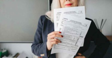 Compte bancaire après décès : combien de temps la banque peut-elle bloquer les fonds ?