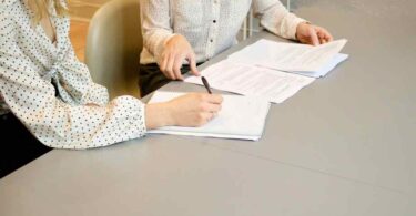 Dons aux associations : comment réduire vos impôts avec ces astuces méconnues ?