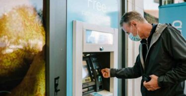 Combien peut-on retirer au distributeur par jour ? La limite réelle selon votre banque