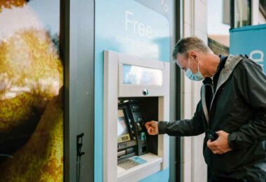 Combien peut-on retirer au distributeur par jour ? La limite réelle selon votre banque