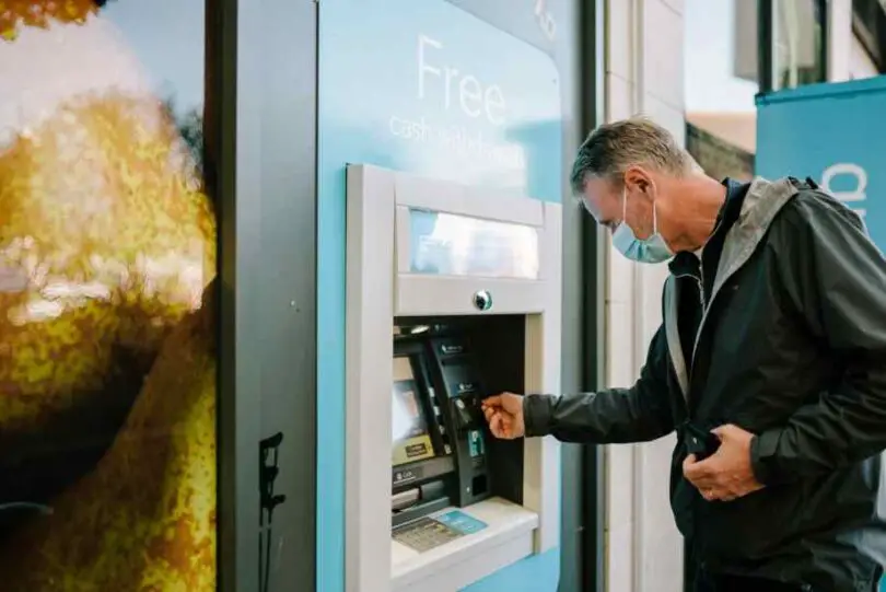 Combien peut-on retirer au distributeur par jour ? La limite réelle selon votre banque