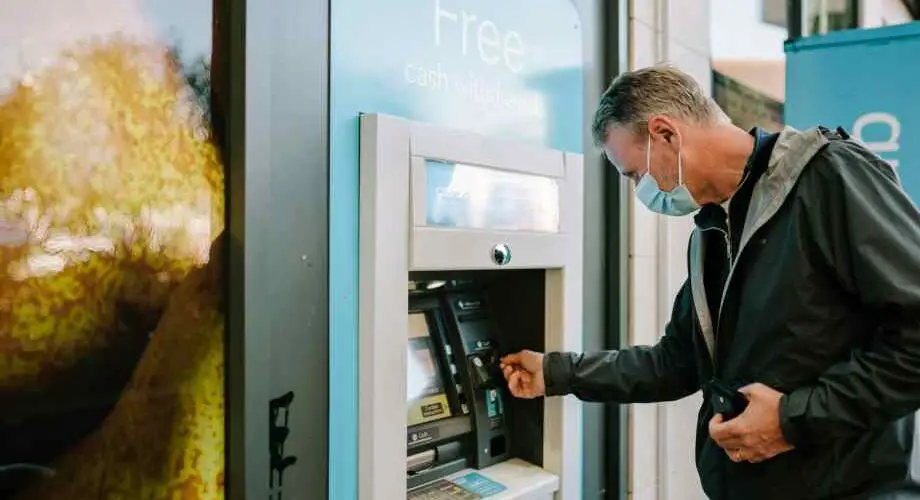 Combien peut-on retirer au distributeur par jour ? La limite réelle selon votre banque