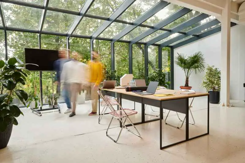 Jardins d’entreprise : pourquoi végétaliser les espaces extérieurs améliore la productivité ?