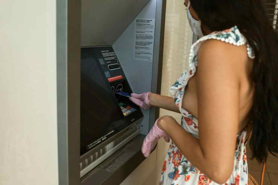 Pourquoi les banques imposent-elles des plafonds de retrait ?